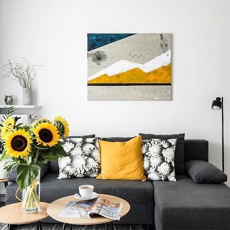 ורשה M&R Apartament Airport&Business Premium Komputerowa - Underground Garage - Free Wifi - Netflix - Self Check-In - 5 Min From Chopin Airport מראה חיצוני תמונה